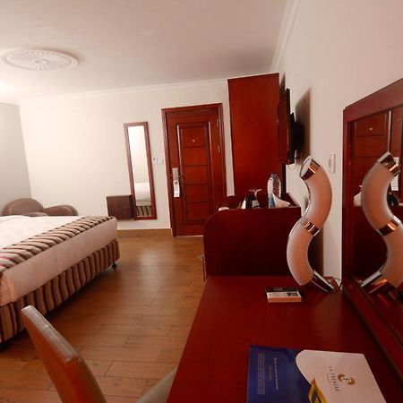 Hotel La Falaise Яунде Екстер'єр фото