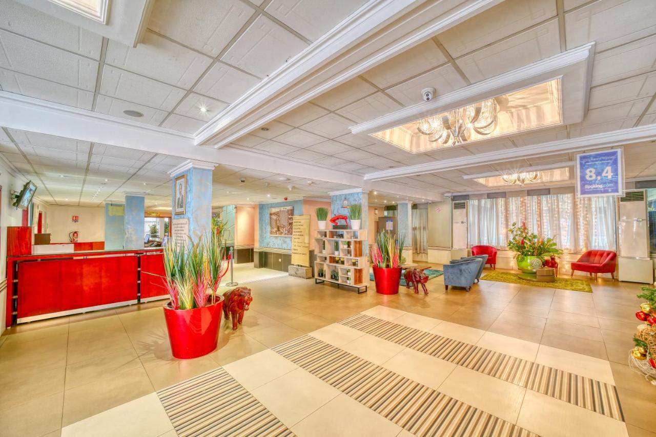 Hotel La Falaise Яунде Екстер'єр фото