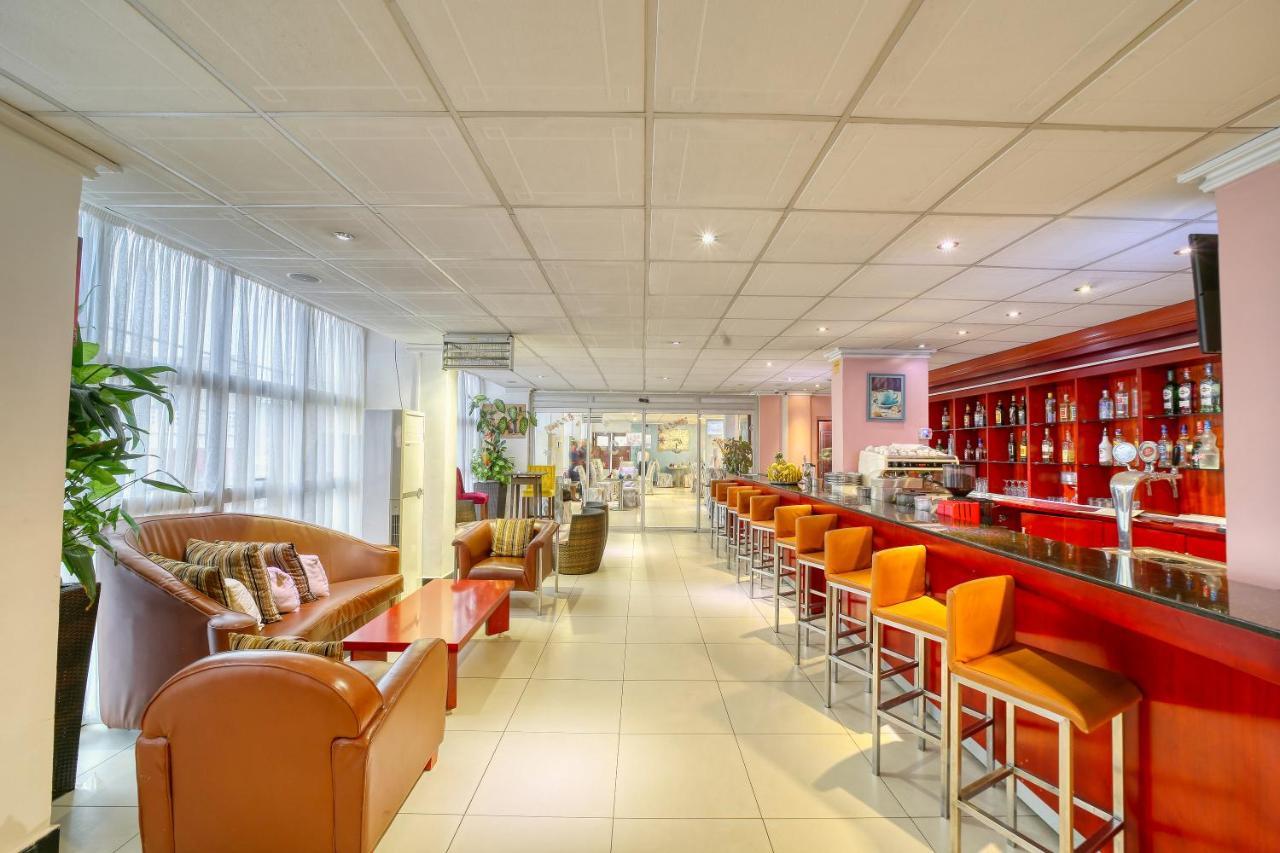 Hotel La Falaise Яунде Екстер'єр фото