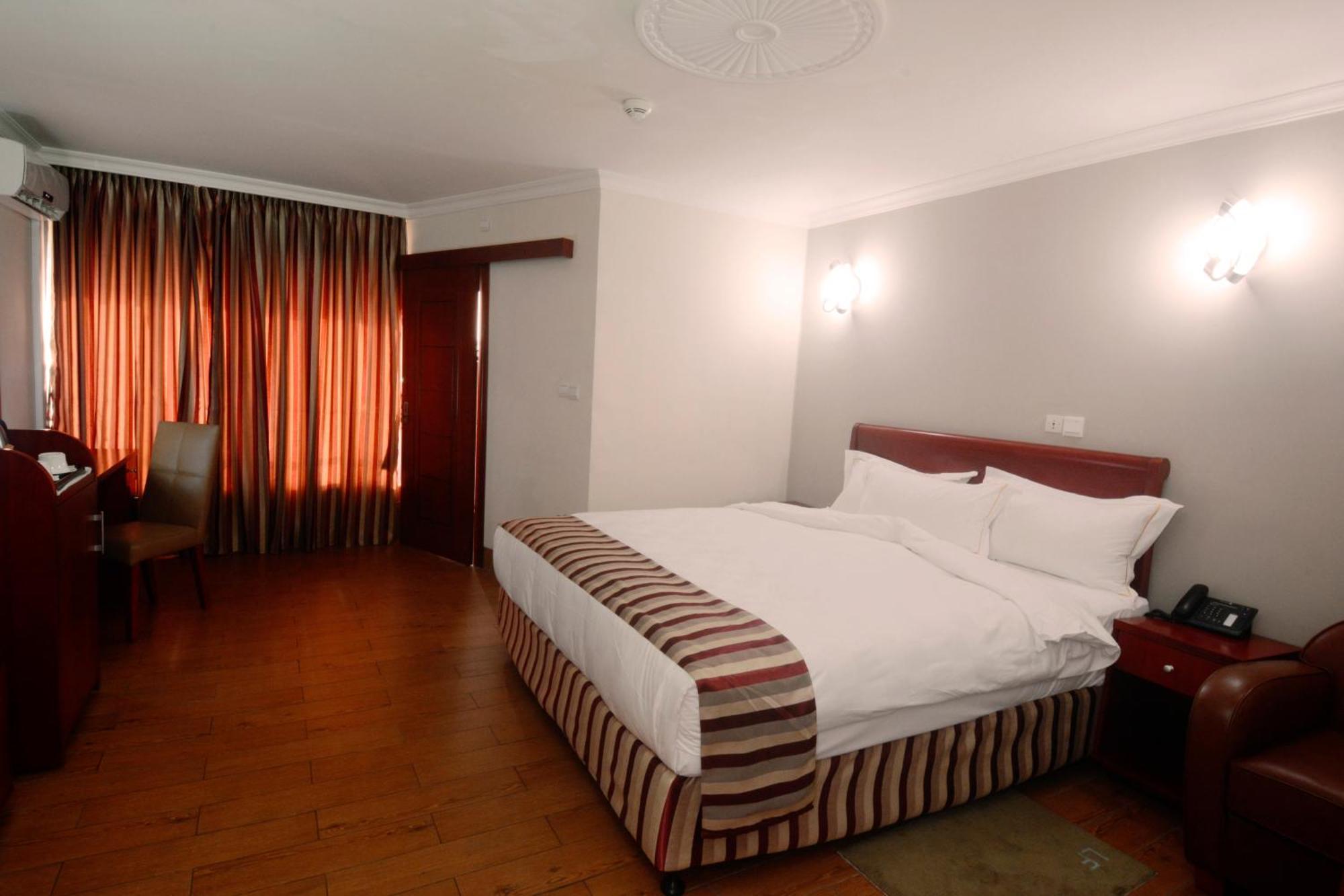 Hotel La Falaise Яунде Екстер'єр фото
