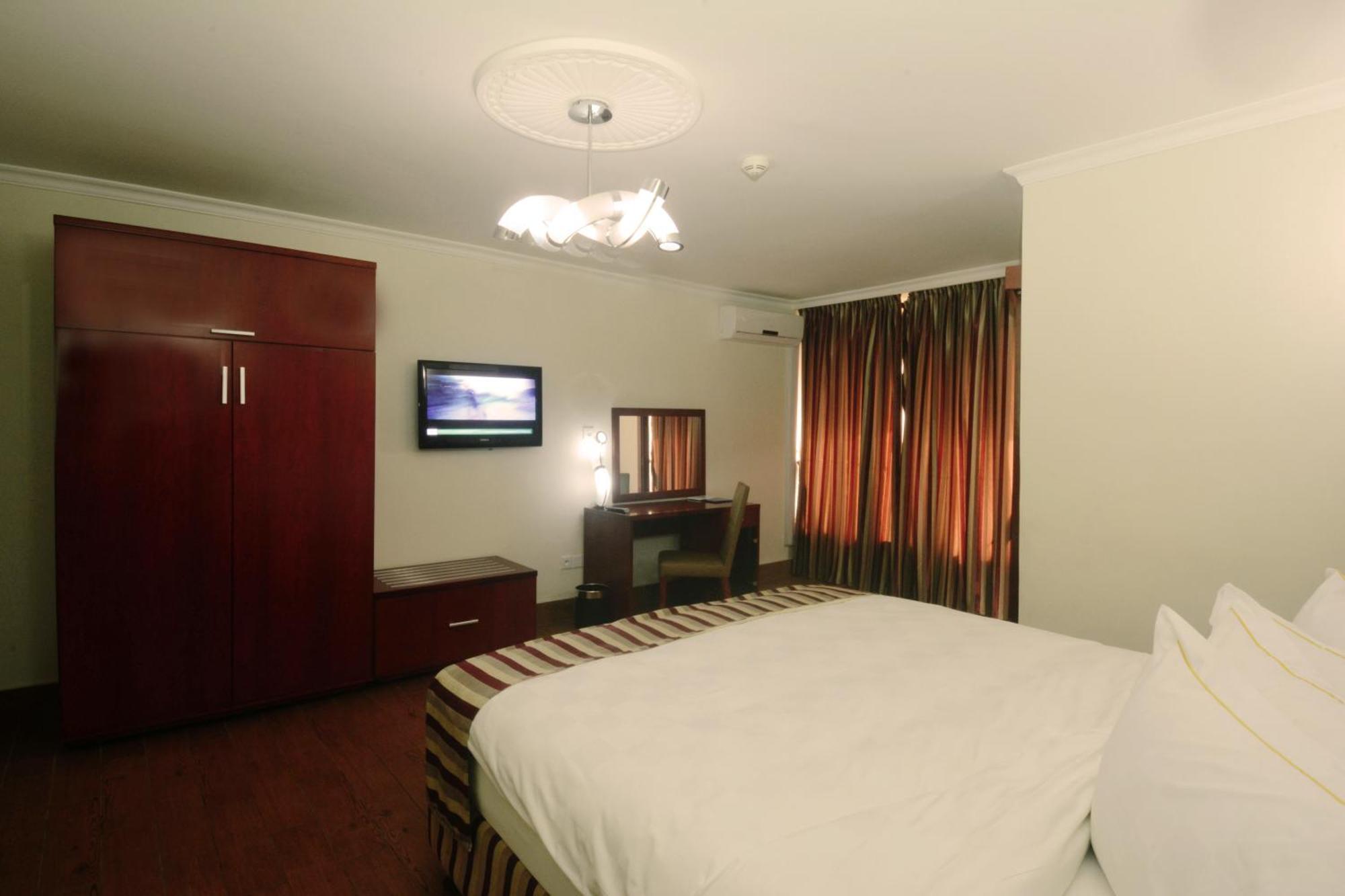 Hotel La Falaise Яунде Номер фото