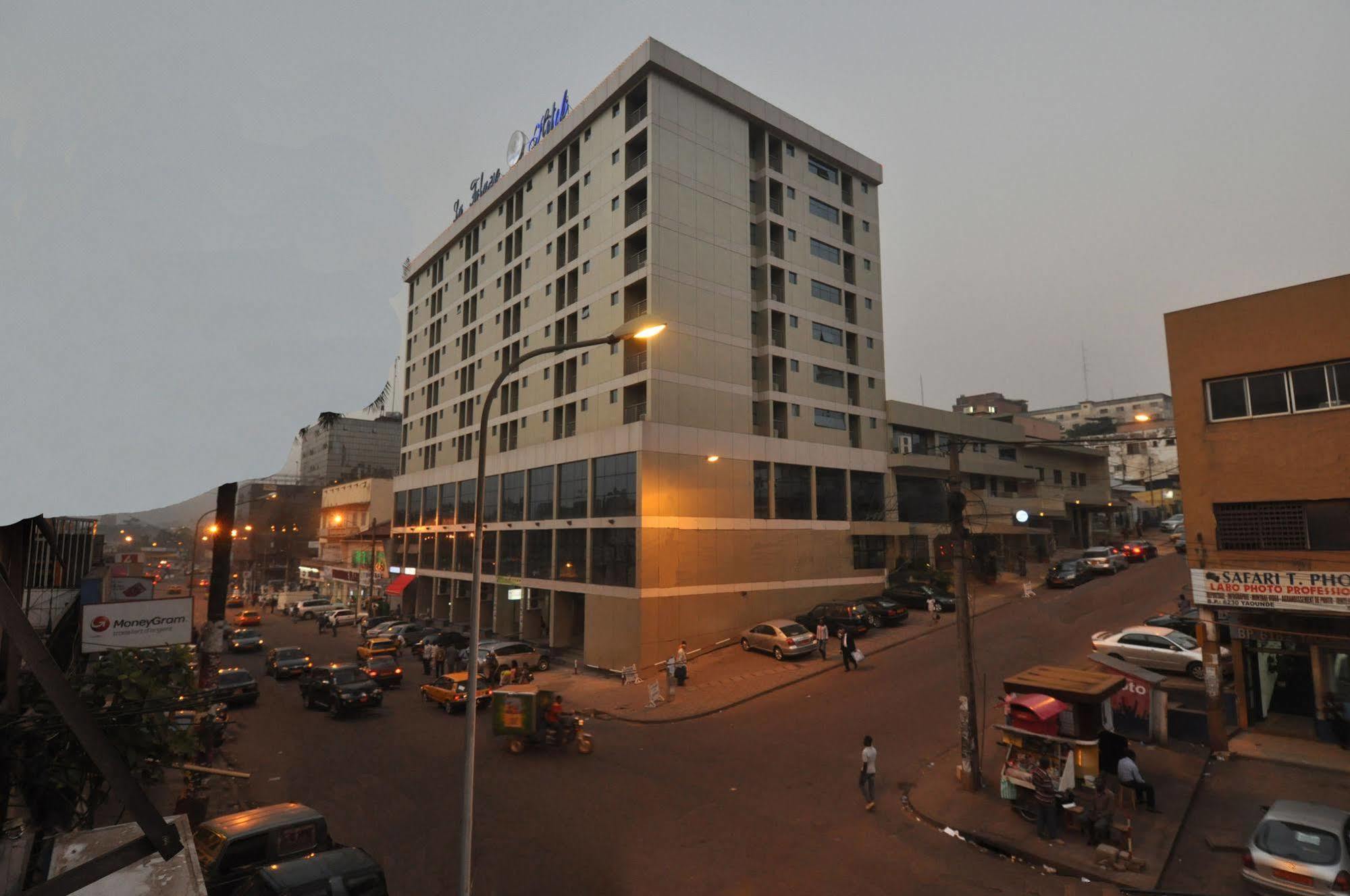 Hotel La Falaise Яунде Екстер'єр фото