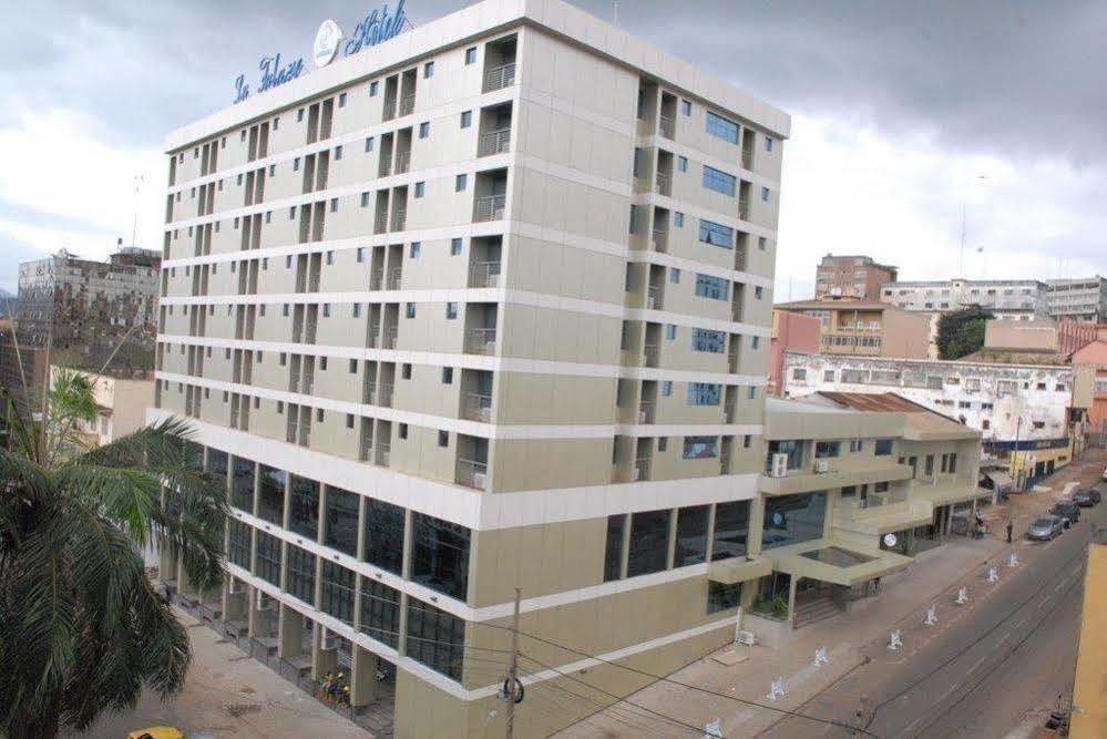 Hotel La Falaise Яунде Екстер'єр фото