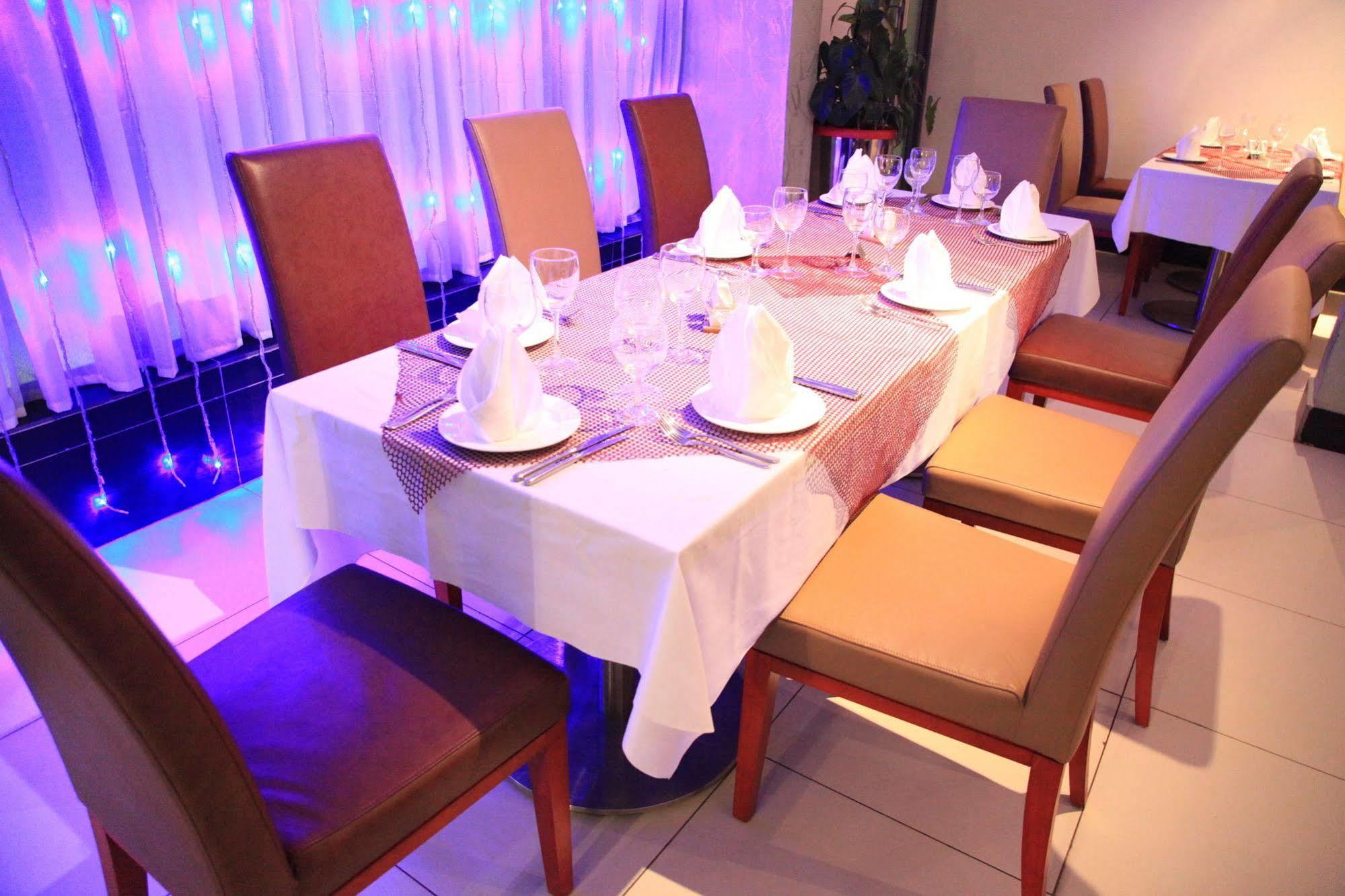 Hotel La Falaise Яунде Екстер'єр фото
