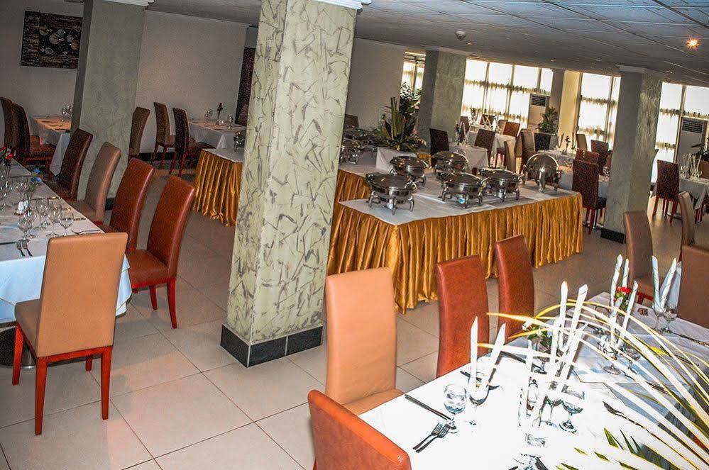 Hotel La Falaise Яунде Екстер'єр фото
