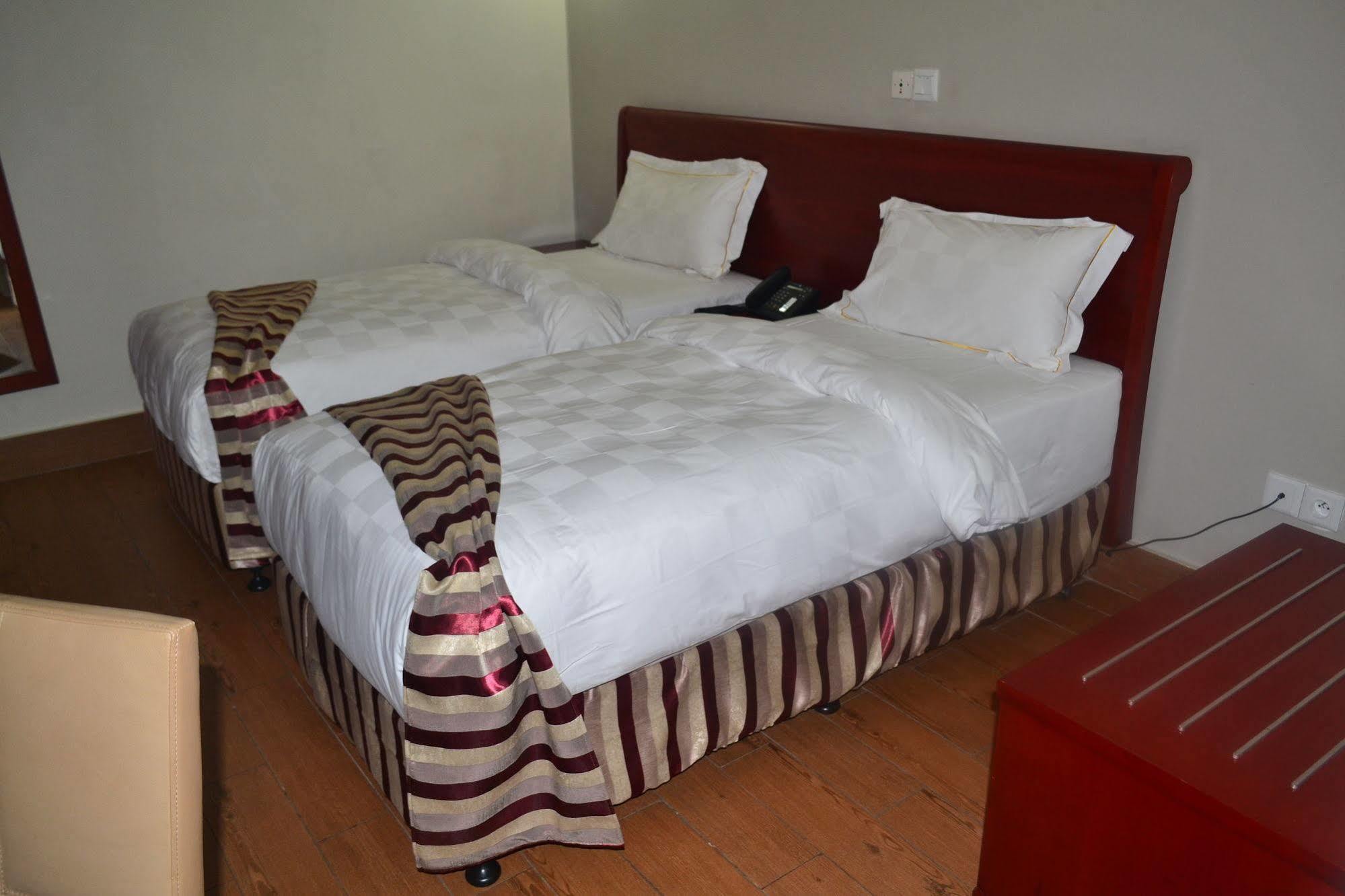 Hotel La Falaise Яунде Екстер'єр фото