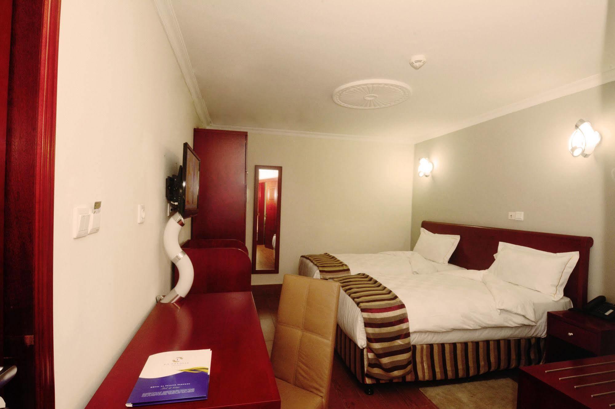 Hotel La Falaise Яунде Екстер'єр фото