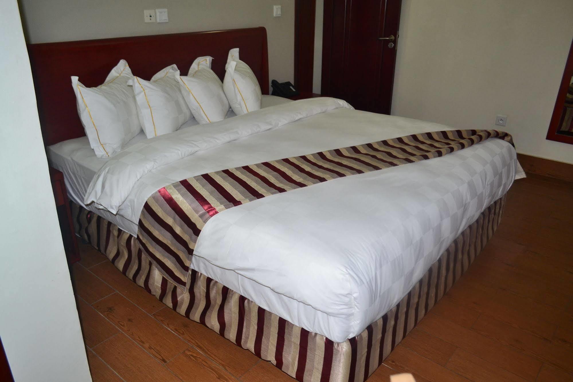 Hotel La Falaise Яунде Екстер'єр фото