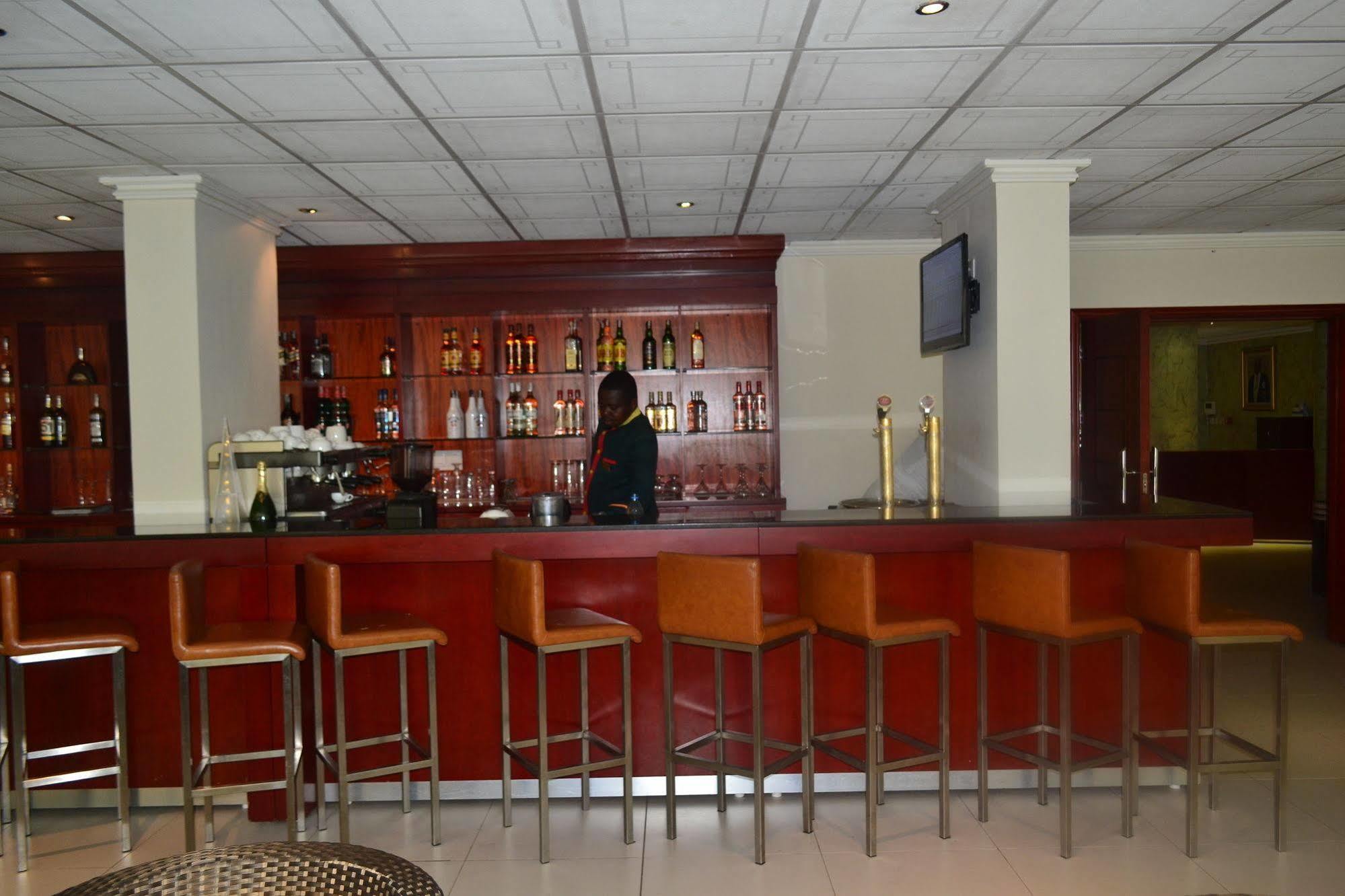 Hotel La Falaise Яунде Екстер'єр фото