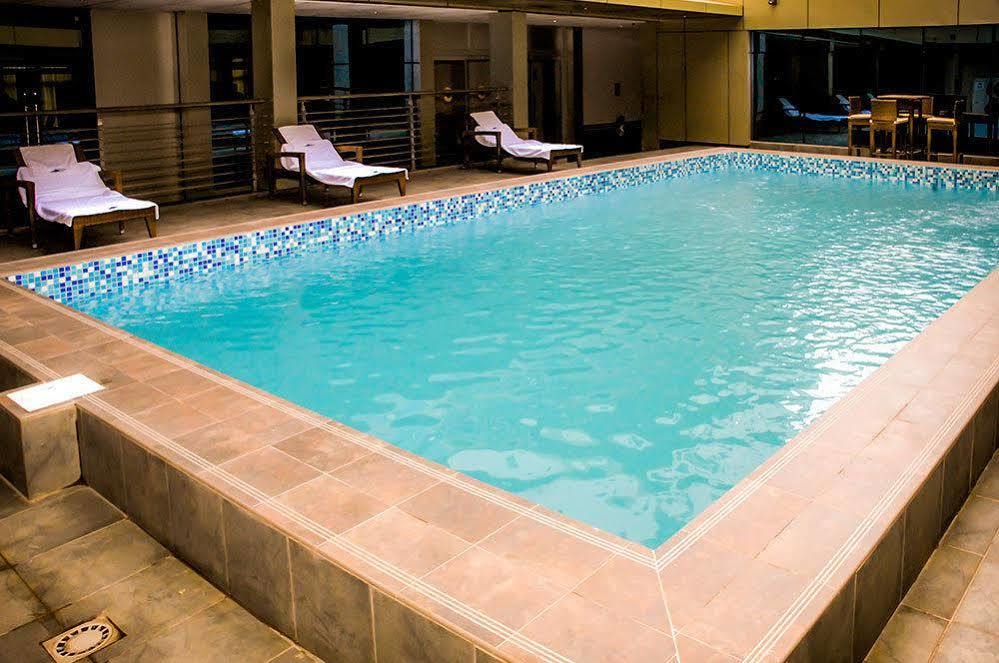 Hotel La Falaise Яунде Екстер'єр фото