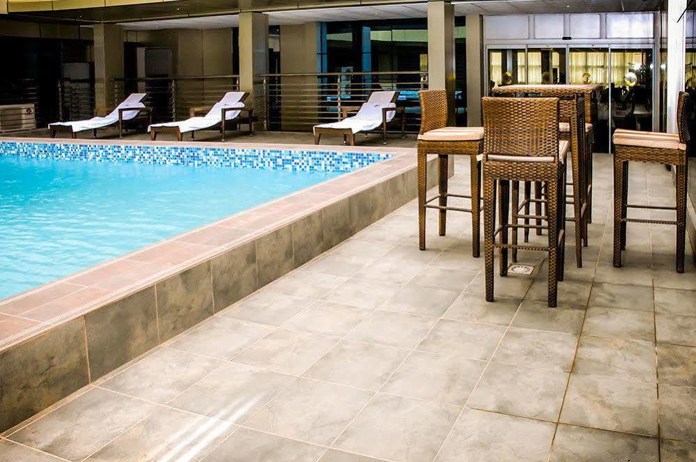 Hotel La Falaise Яунде Екстер'єр фото