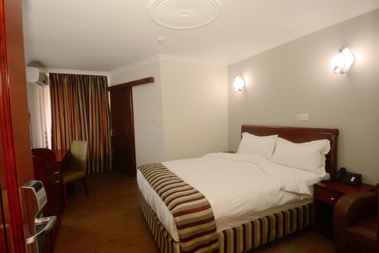 Hotel La Falaise Яунде Номер фото